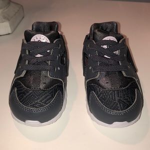 Toddler grey & pink Nike Huarache
